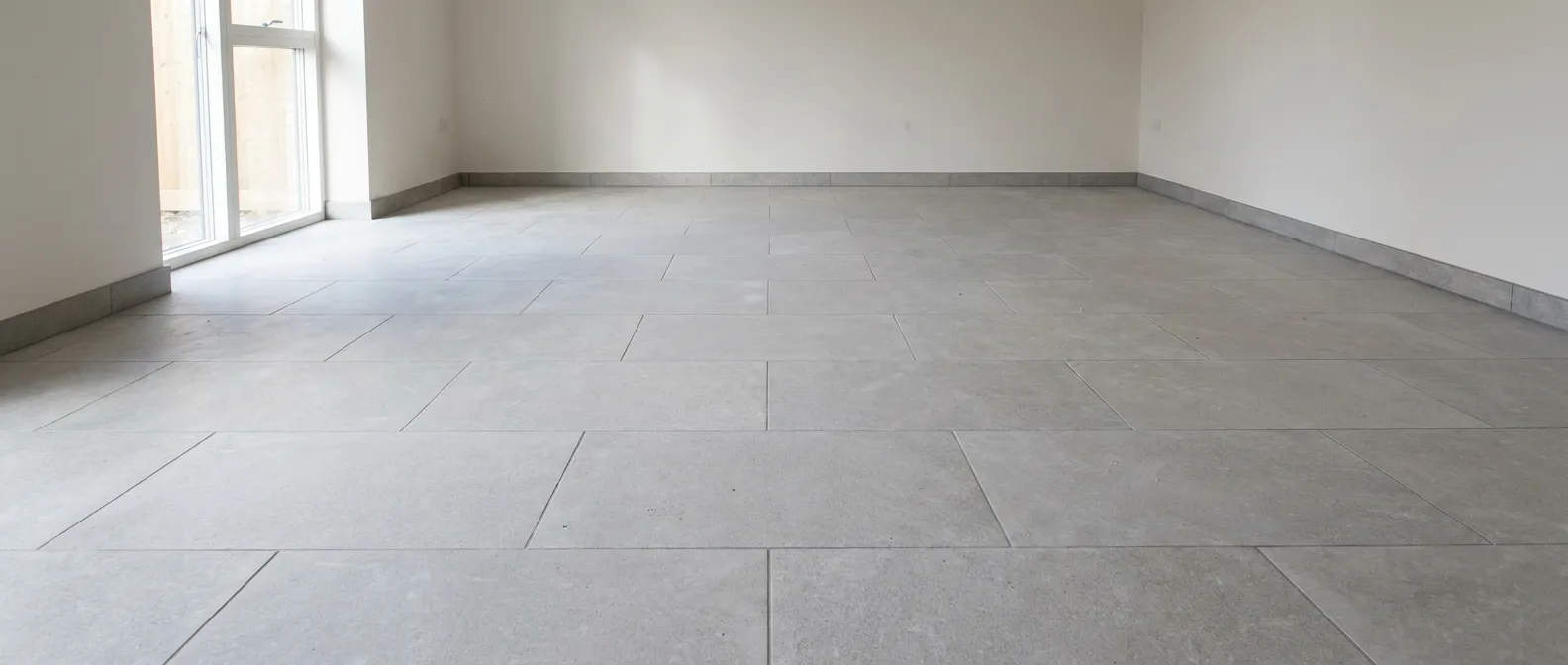 Sol carrelé terminé, joints réguliers et coupes symétriques